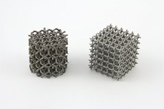 Materialise Leichtbau Wuerfel Zylinder  Zylinder und Würfel mit Leichtbau-Struktur
